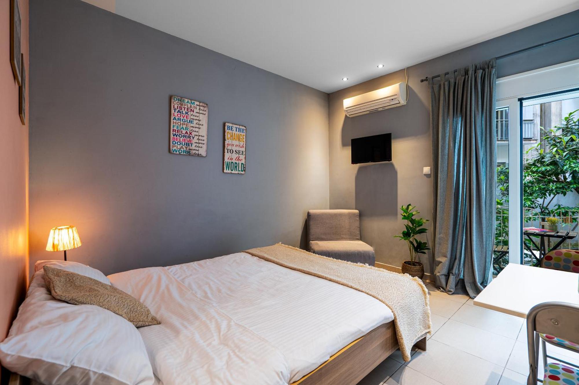 Ideally Located Apartment In Central Aten Exteriör bild